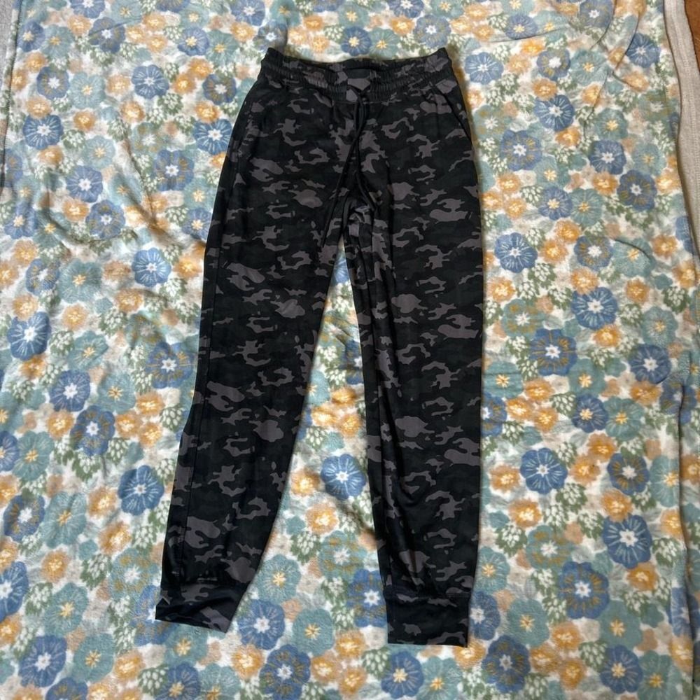 Fabletics black and green and grey camo joggers elastic waist drawstring small